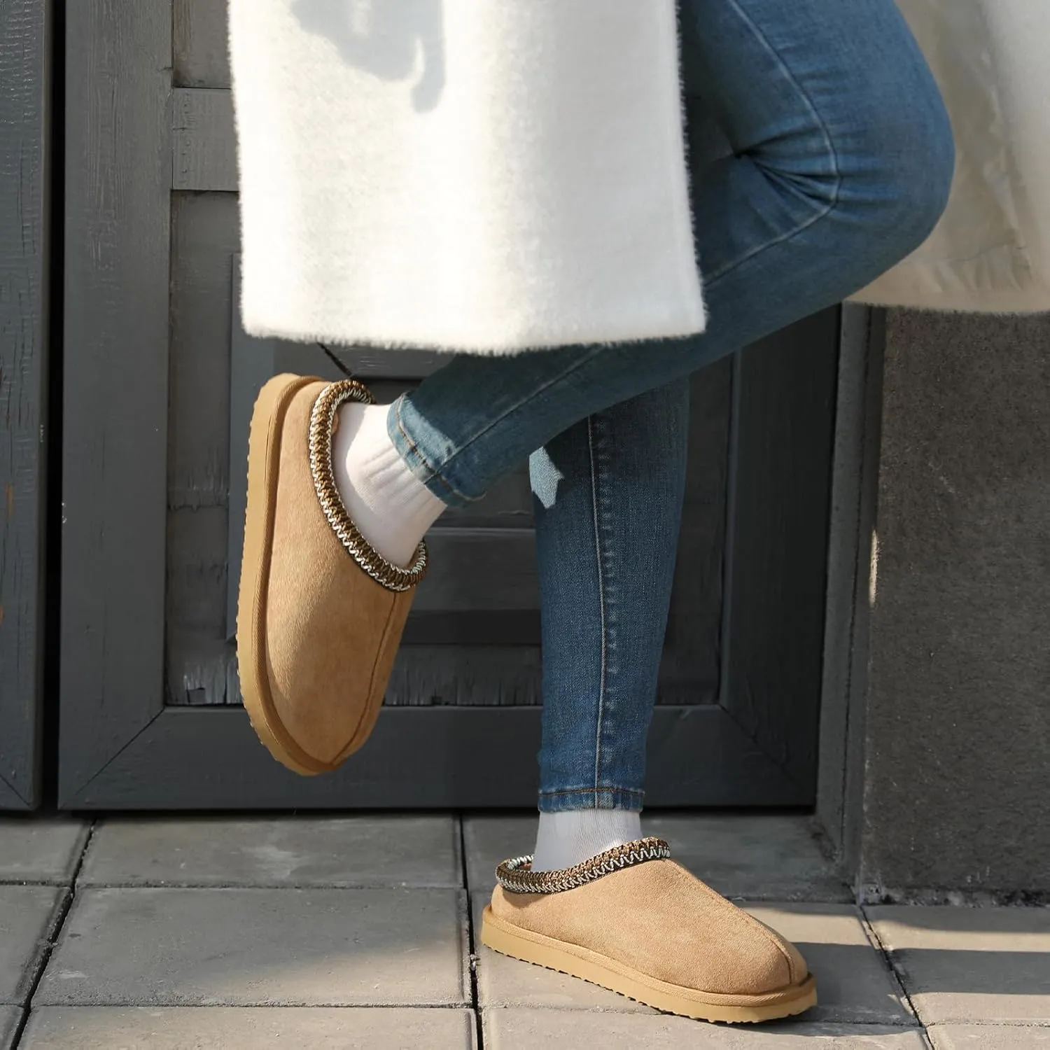 Women's Slippers Fuzzy Cozy Short Ankle Shoes Indoor and Outdoor Mules Furry Warm House Slippers for Woman Cute Fluffy Clogs